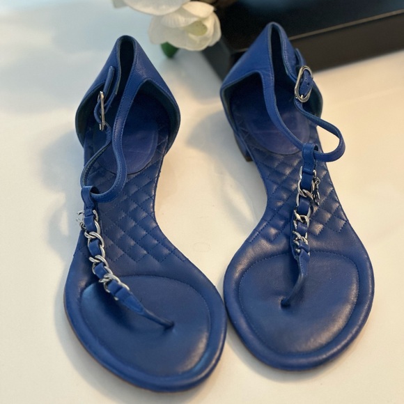 Chanel cobalt blue leather charm chain thong sandals. Size 36.5. - Picture 2 of 6